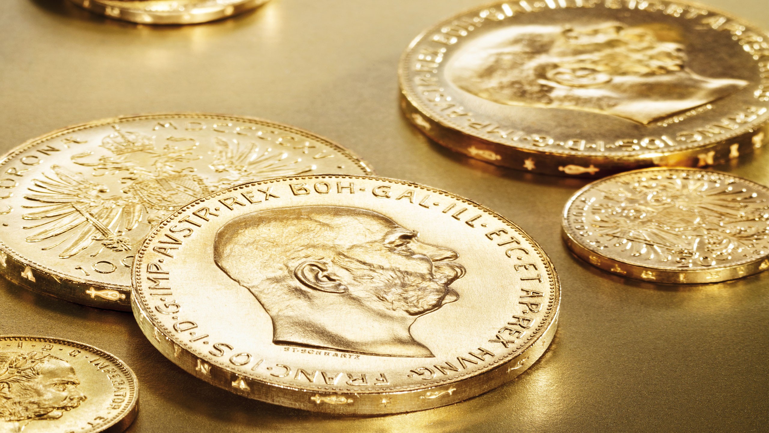 Anlagemünzen und Handelsgoldmünzen in Gold mehrere Münzen liegend